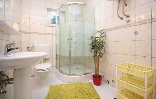 Three-bedroom Apartment In Pirovac