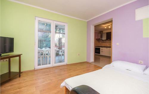 Two-bedroom Apartment In Pakostane