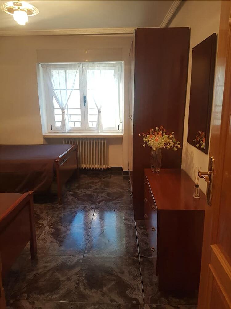 Hostal Albergue Agustina - Hostel