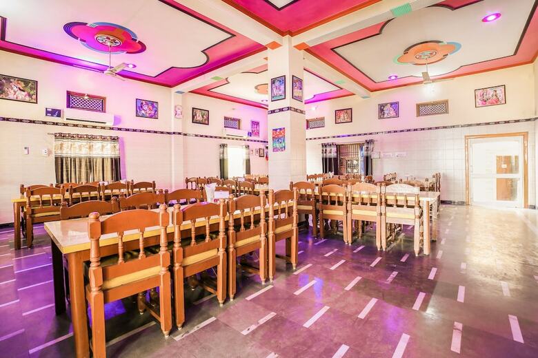 Oyo 44660 Muni Ji Restaurant & Hotel
