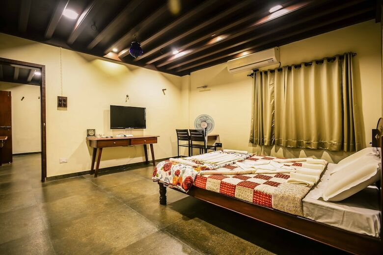 Hotel Patil Wada