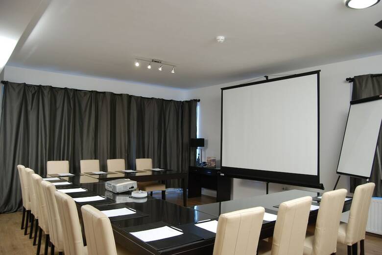Escala Hotel & Suites