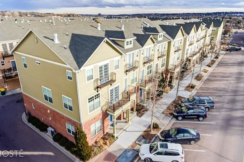 3br Downtown Townhome /w Stunning Balcony Views!