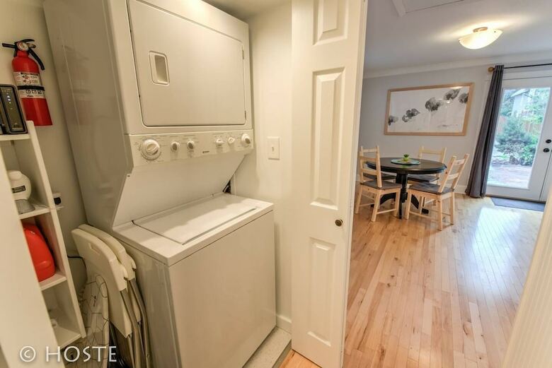 Perfect Cottage Downtown Great Patio!
