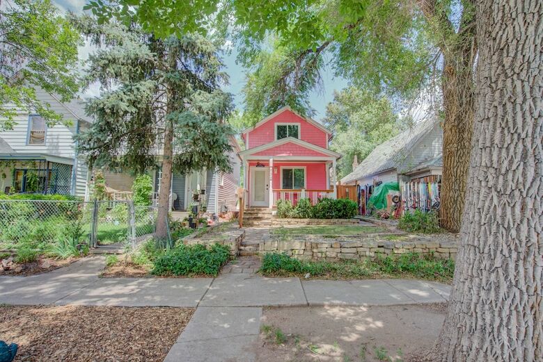 Perfect Cottage Downtown Great Patio!