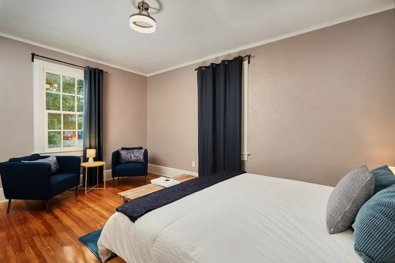 2br Olympic Center Downtown