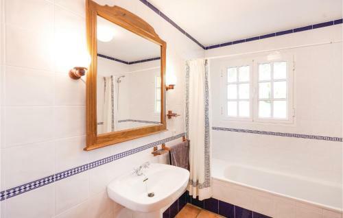 Four-bedroom Holiday Home In Constantina