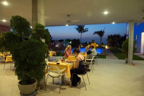 Leo's Beach Hotel
