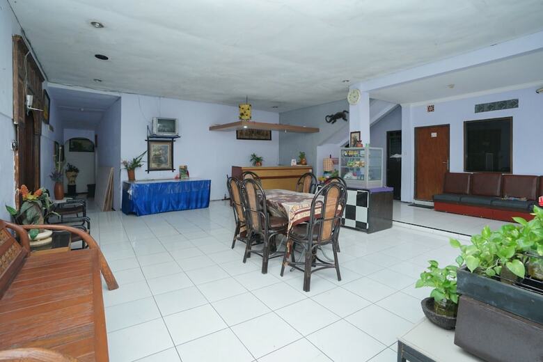 Hostal Oyo 2003 Female Guest House
