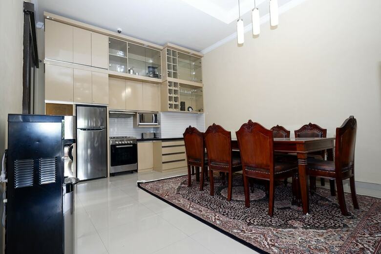 Hostal Oyo 1523 Erna's House Solo