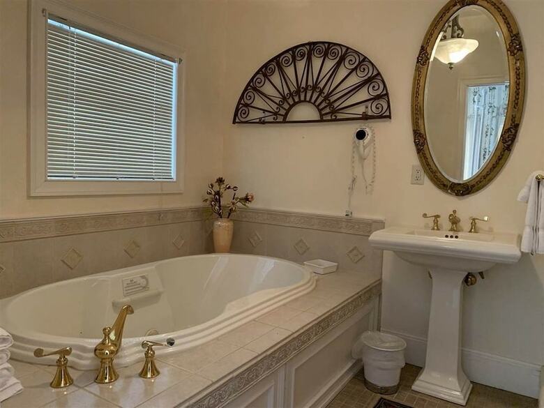 Bed & Breakfast Iron Amethyst Inn