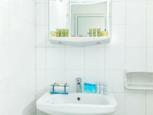 Xenios Dolphin Beach Hotel