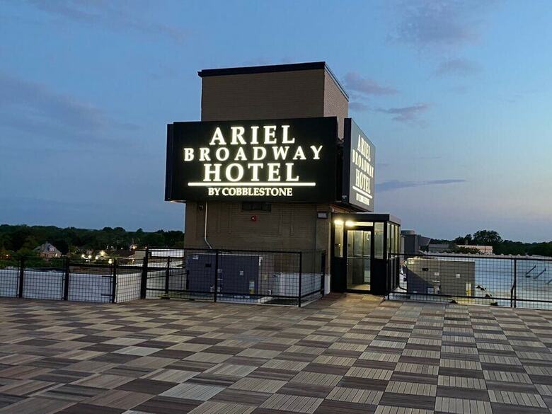Ariel Broadway Hotel By Cobblestone