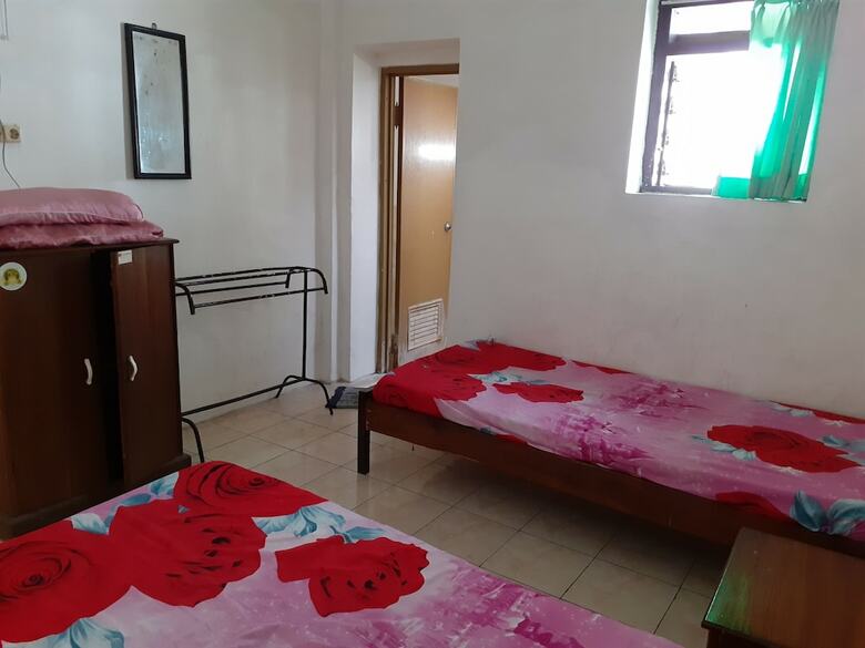 Hostal Spot On 2422 Hotel Moga Sari