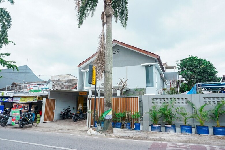 Hostal Oyo 2279 Rumah Teteh