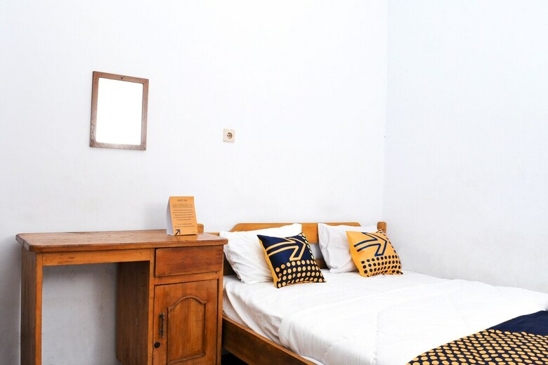 Hostal Spot On 2501 Rendy Putra Malingping