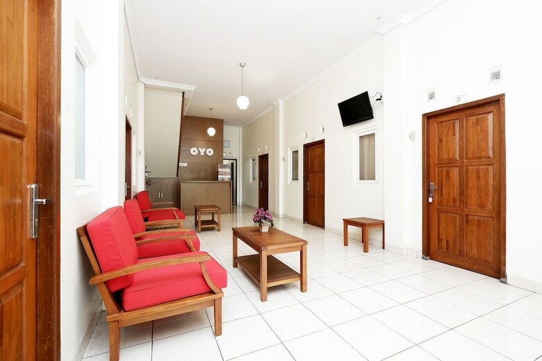 Hostal Oyo 2428 Trision Hostel