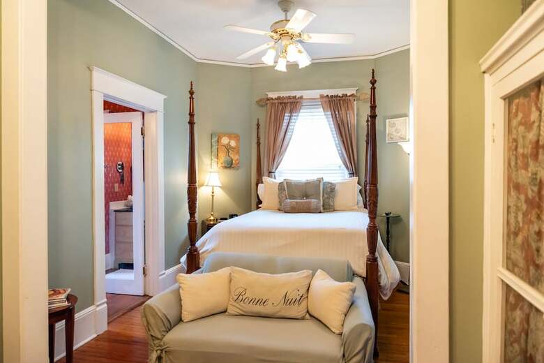 Hotel Burke Manor Inn & Pavilion