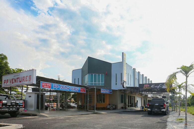 Oyo 89859 Pp Traveller's Hotel