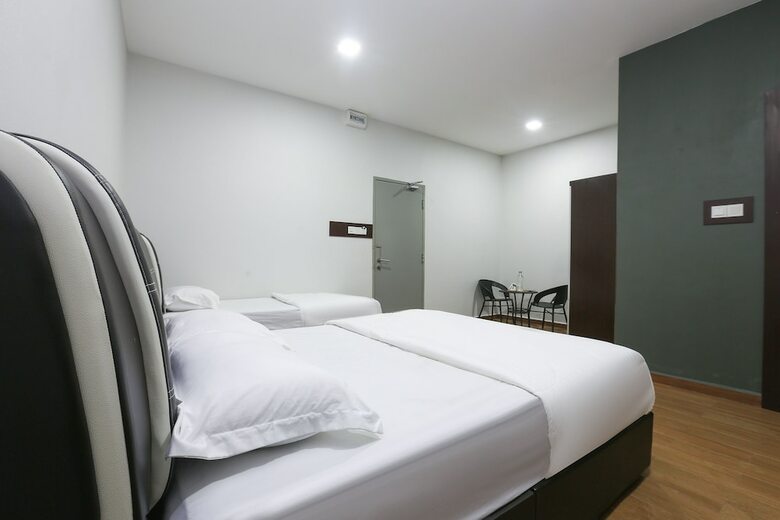 Oyo 89859 Pp Traveller's Hotel