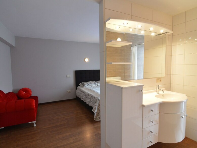Charming Holiday Home With Jacuzzi In Bree