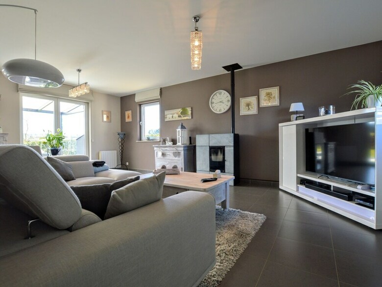 Modern Villa With Private Garden In Awan