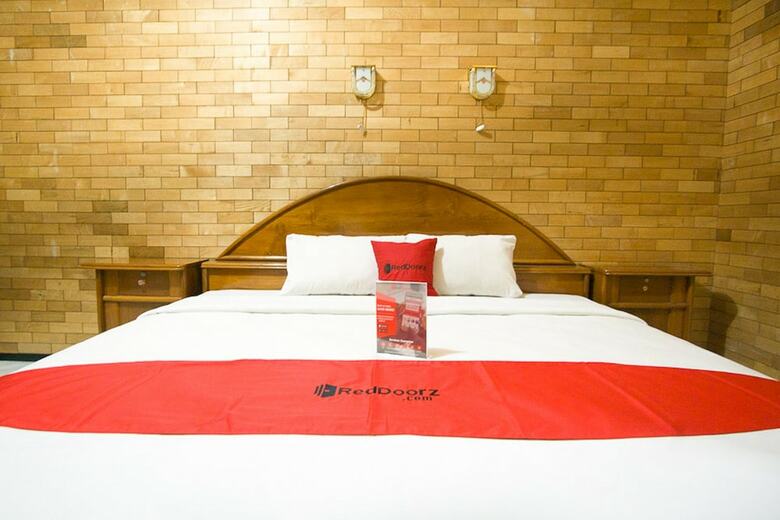 Hotel Reddoorz Plus @ Jalan Raya Pasir Putih