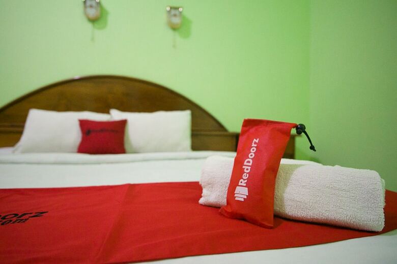 Hotel Reddoorz Plus @ Jalan Raya Pasir Putih