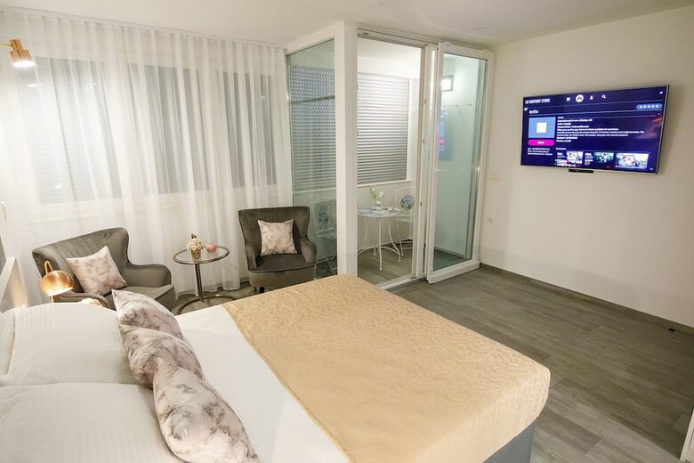 Hotel Rose Gold Rooms & Studio With Balcony
