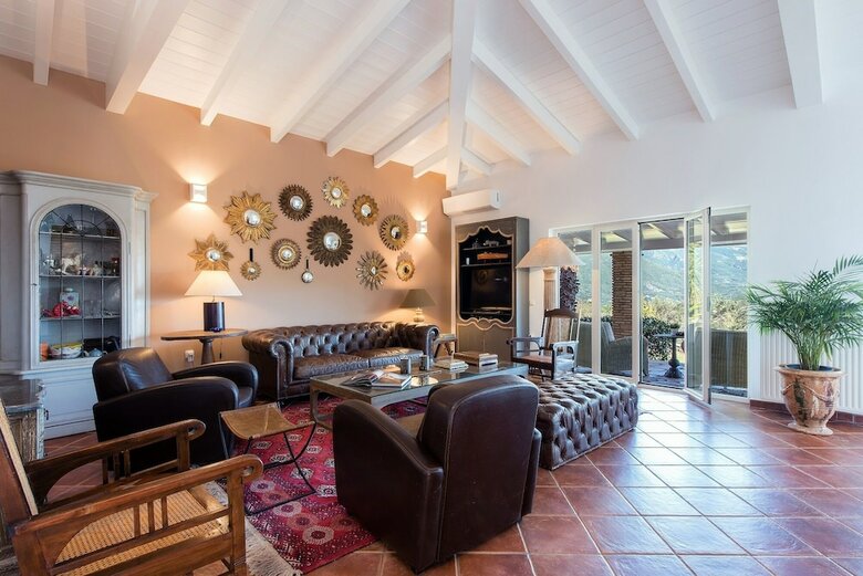 Villa Al'azraa  By Corfuescapes