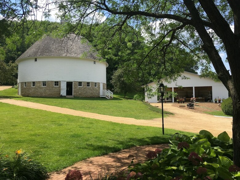 Bed & Breakfast Round Barn Farm B & B Event Center
