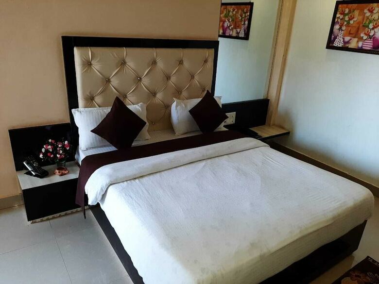 Hotel Khalsa Lake View Resort