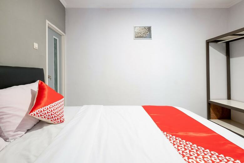 Hostal Oyo 2669 Crown Residence