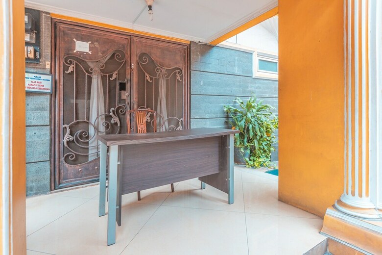 Hostal Oyo 2765 Mulia Raja Kost