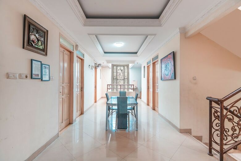 Hostal Oyo 2765 Mulia Raja Kost