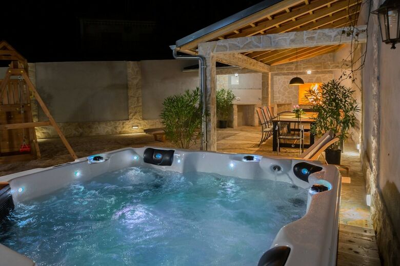 Beachfront Villa Seashell With Pool