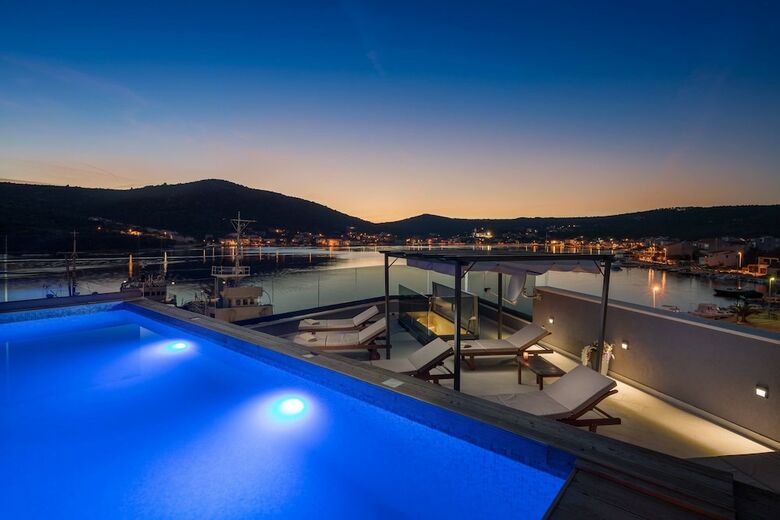 Beachfront Villa Seashell With Pool