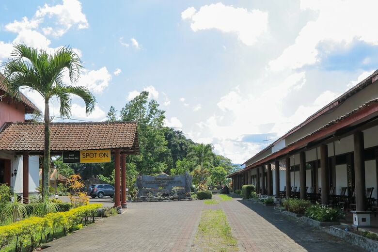 Hostal Spot On 2465 Hotel Raung View