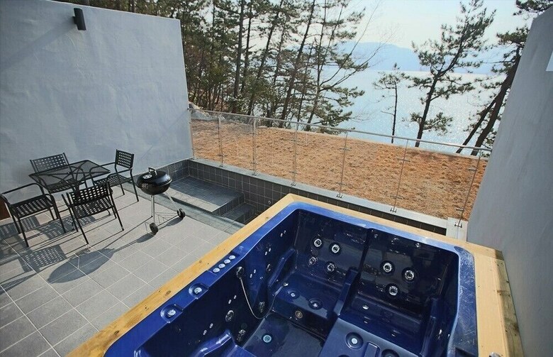 The Hill Pool Villa Pension
