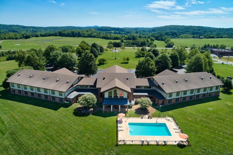 Hotel Round Hill Inn