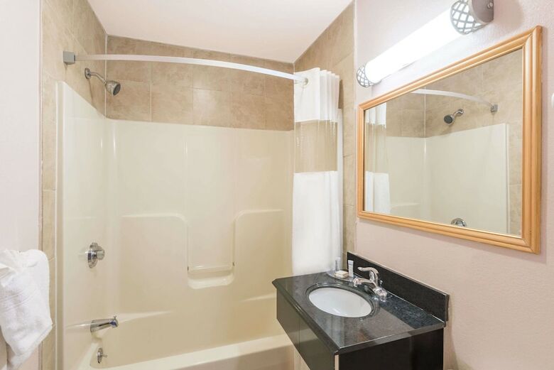Hotel Howard Johnson By Wyndham Springfield