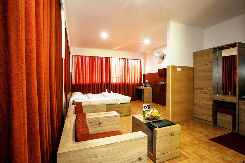 Hotel Crescent Residency
