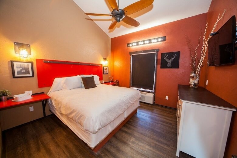 Motel Log Cabin Lodge & Suites
