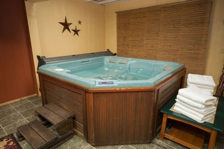 Motel Log Cabin Lodge & Suites