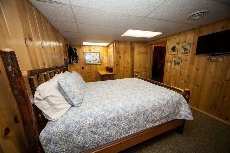 Motel Log Cabin Lodge & Suites