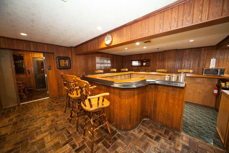 Motel Log Cabin Lodge & Suites