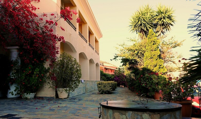 Aparthotel Ipsos Holidays