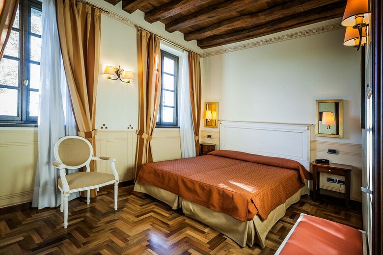 Hotel Villa Policreti
