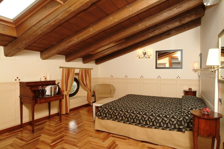 Hotel Villa Policreti
