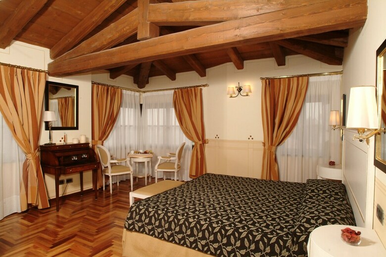 Hotel Villa Policreti